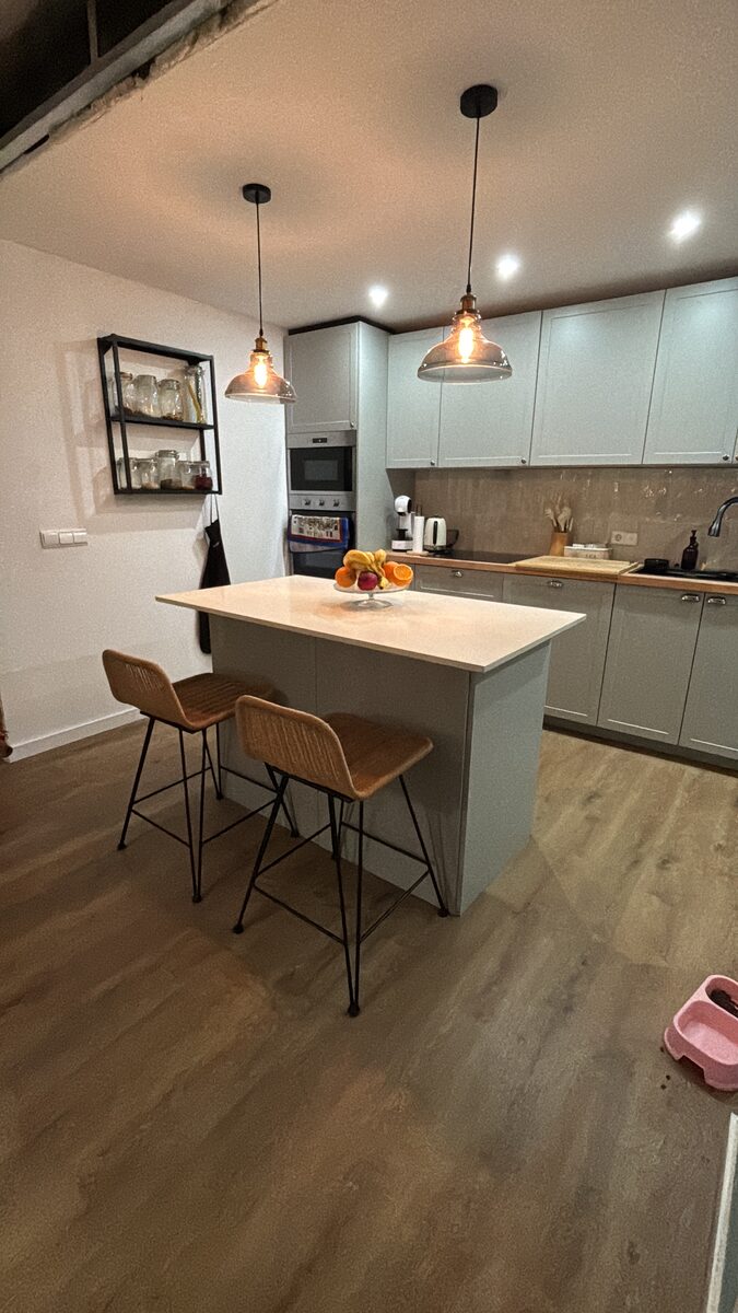 Cocina con isla y comedor