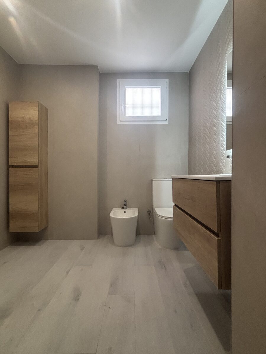 Baño con mueble de madera