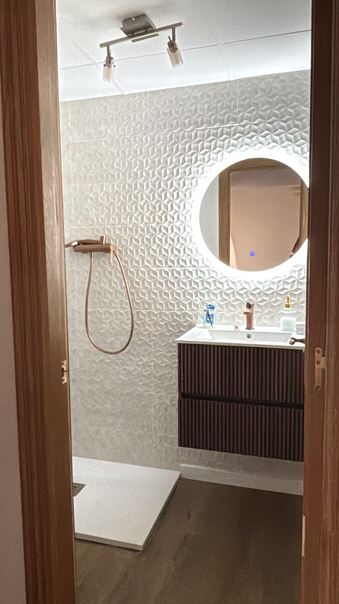 Baño con azulejo hexagonal