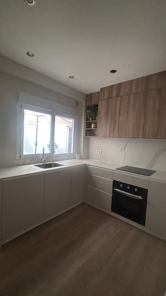 Cocina en madera y blanco